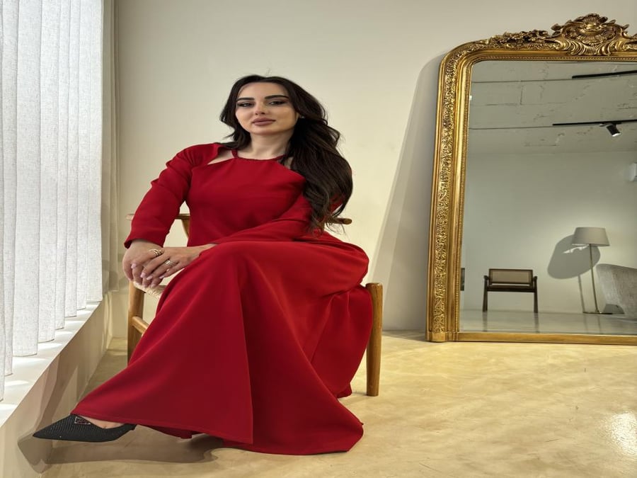 فستان احمر انيق مزين بلمسه انيقه من الكرستال الاحمر على ربطة العنق