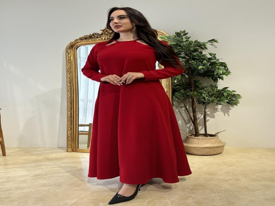 فستان احمر انيق مزين بلمسه انيقه من الكرستال الاحمر على ربطة العنق