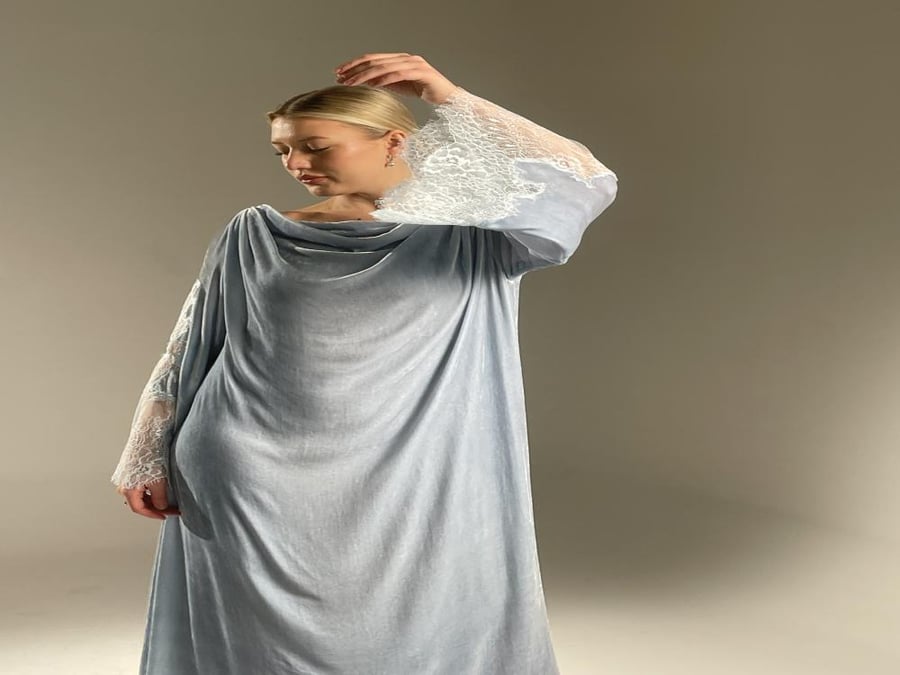 جلابيه مخمل Pure Silk فرنسي مع الدانتيل الفرنسي- لون :  بيبي بلو - Baby Blue