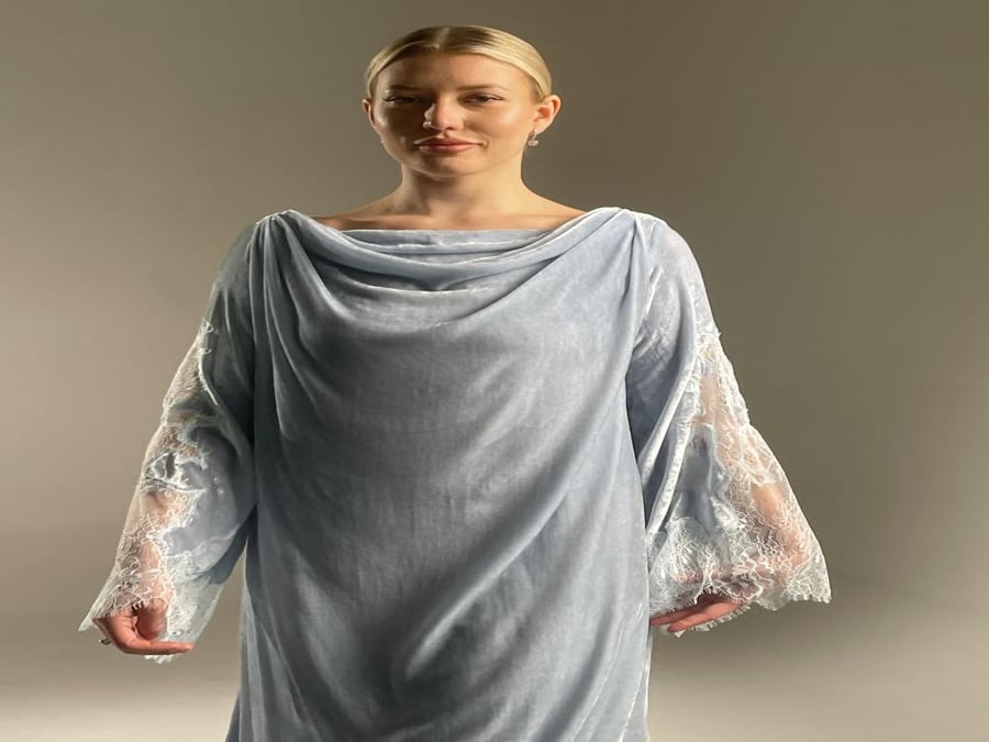 جلابيه مخمل Pure Silk فرنسي مع الدانتيل الفرنسي- لون :  بيبي بلو - Baby Blue