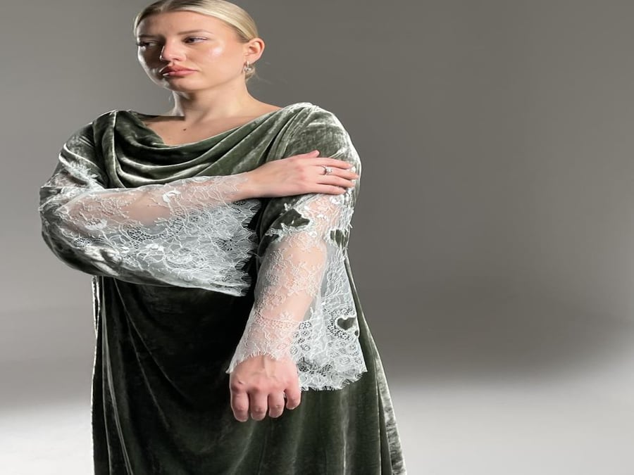 جلابيه مخمل Pure Silk فرنسي مع الدانتيل الفرنسي- لون : بستاشيو