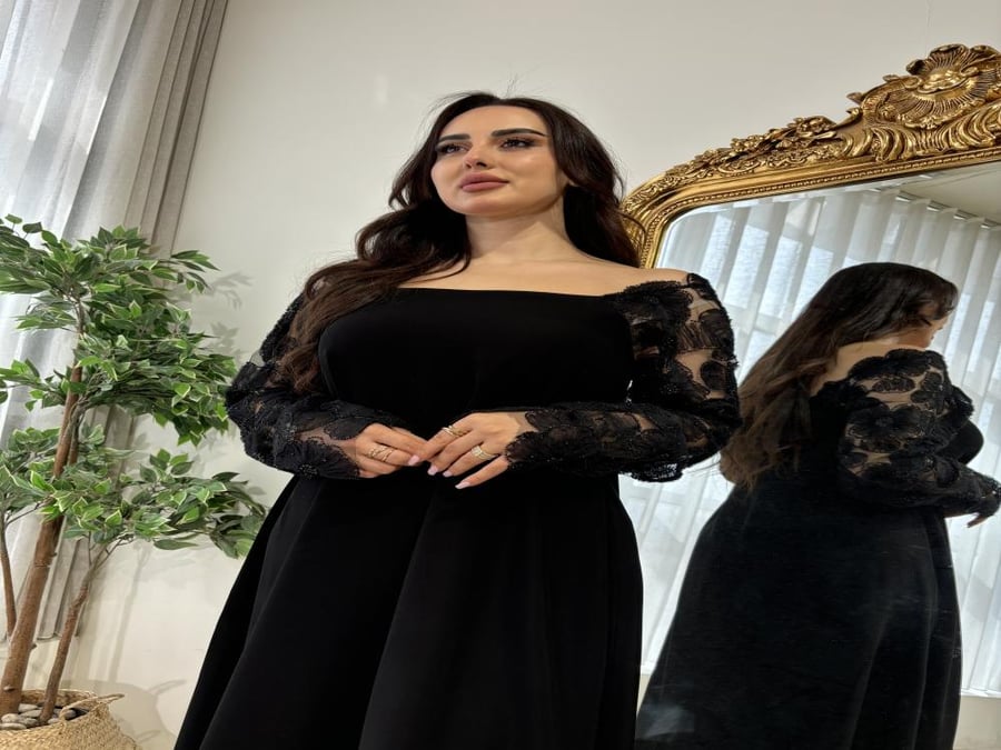 فستان اسود باكمام مشغوله بالشك والورد بالتل