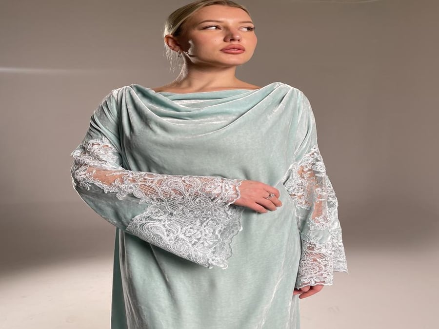 جلابيه مخمل Pure Silk فرنسي مع الدانتيل المطرّز الفرنسي- لون : تيفاني