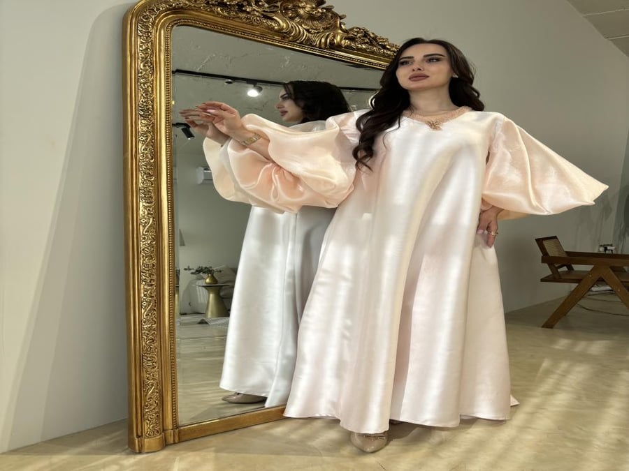 جلابيه انيقه باللون الخربزي مزينه بالشك على الياقه واكمام بف اورغنزا ايطالي وتفتا ايطالي