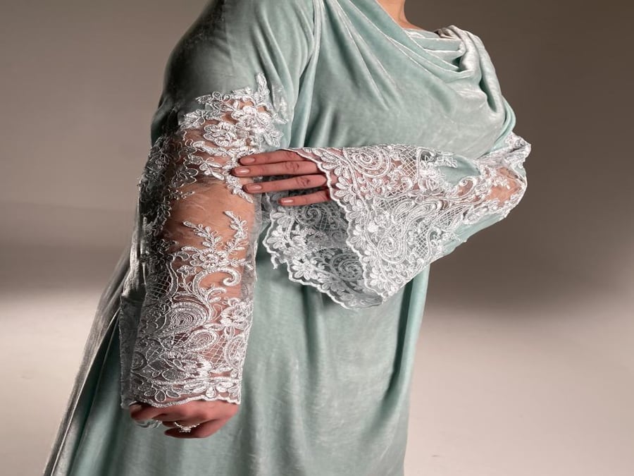جلابيه مخمل Pure Silk فرنسي مع الدانتيل المطرّز الفرنسي- لون : تيفاني