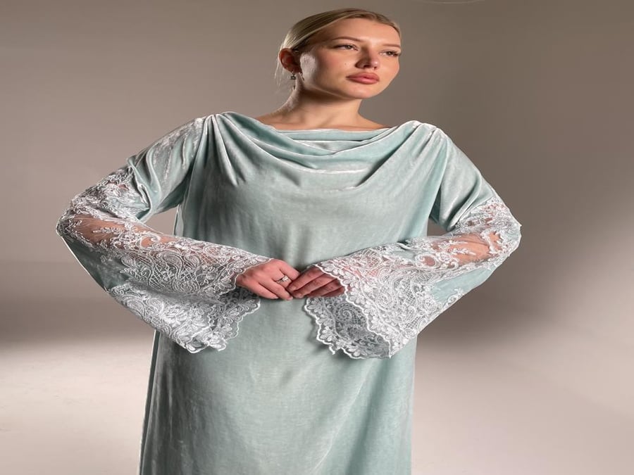 جلابيه مخمل Pure Silk فرنسي مع الدانتيل المطرّز الفرنسي- لون : تيفاني