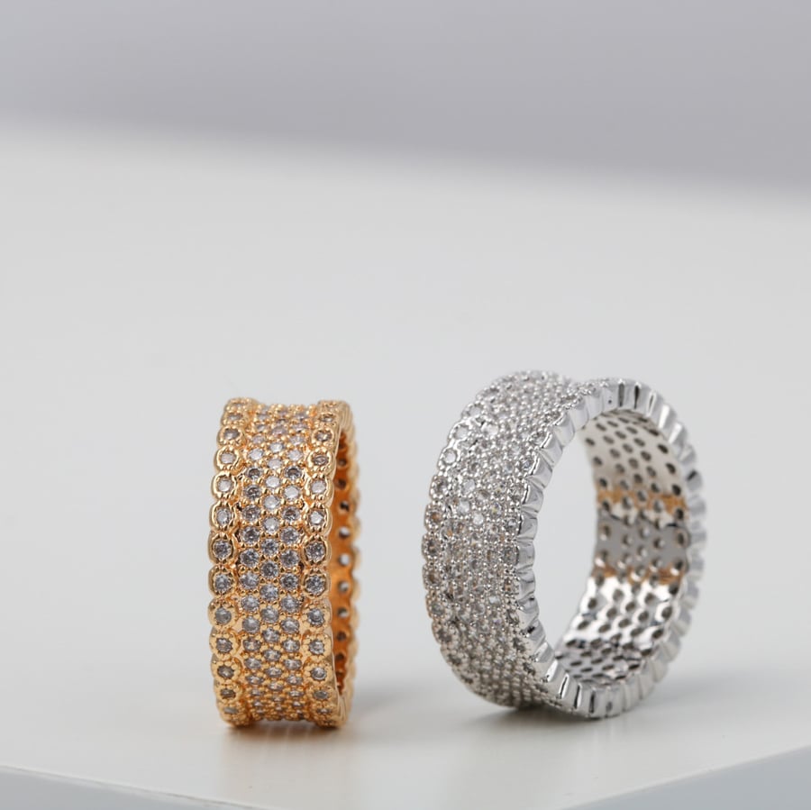 A zircon ring, a special daily.