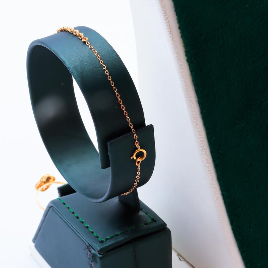 Van Cleef & Arpels design gold set, three roses, 21 karat, weighing 7.5 grams
