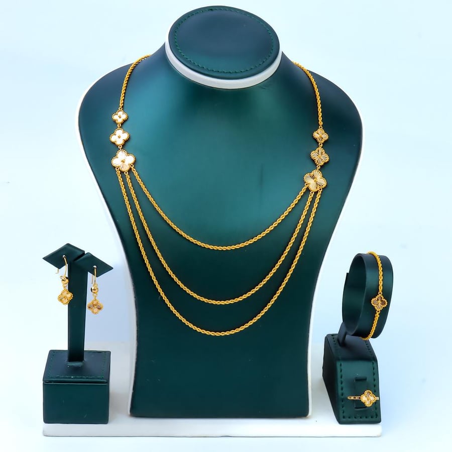 Van Cleef & Arpels 21-karat gold shawl set, weighing 16.65 grams