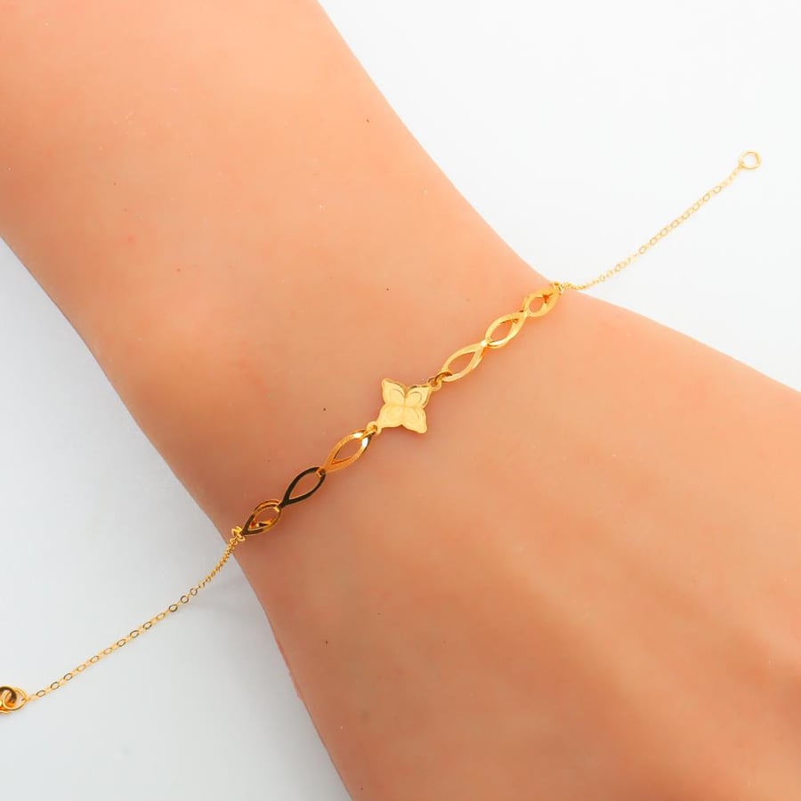 A delicate 21-karat gold bracelet weighing 0.55 grams