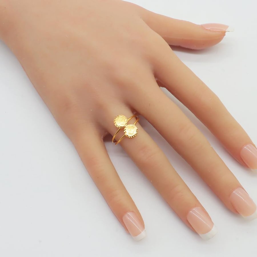21-karat gold ring with an elegant design, weighing 1.85 grams