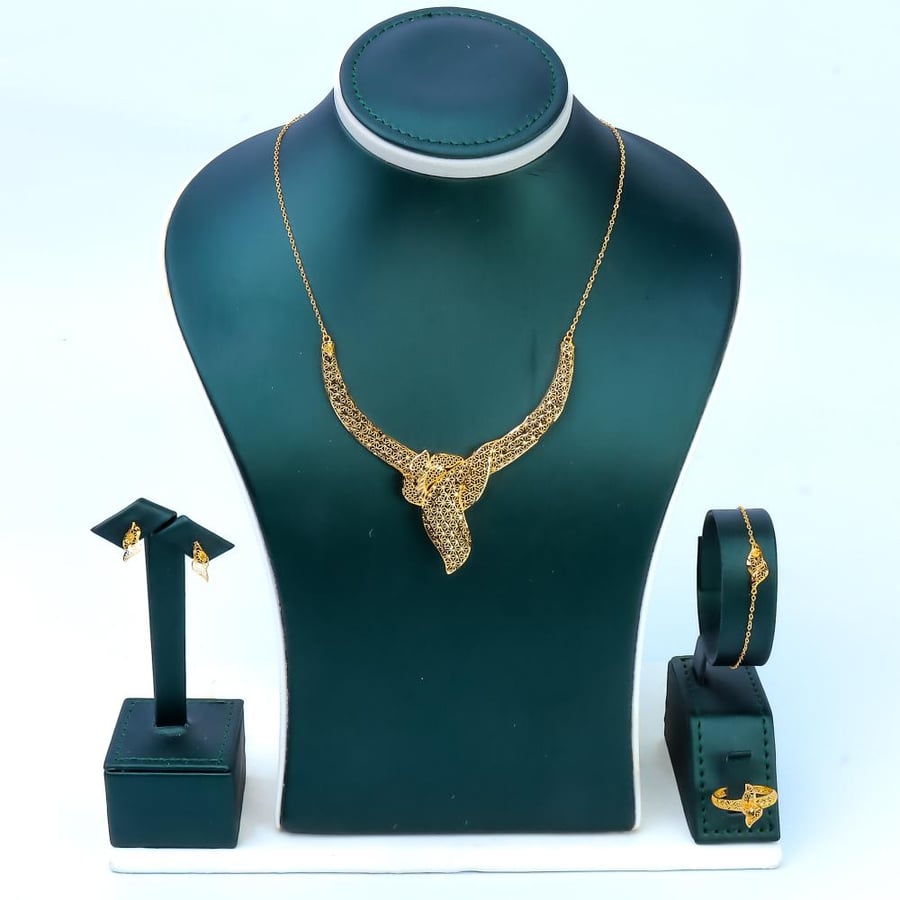 21-karat gold jewelry set weighing 7.73 grams