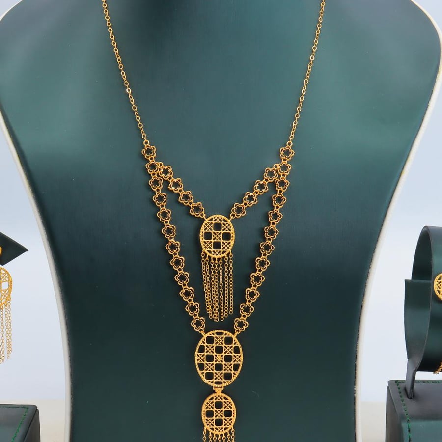 عقد ذهب عيار 21