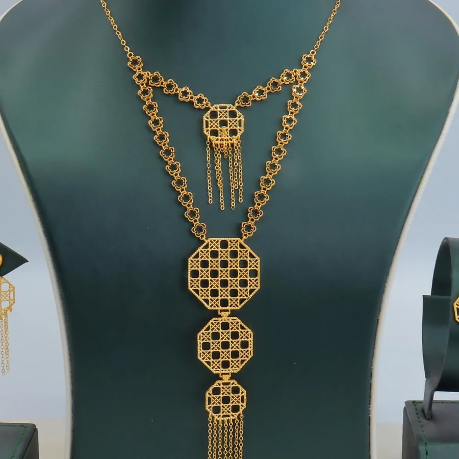 عقد ذهبي فخم