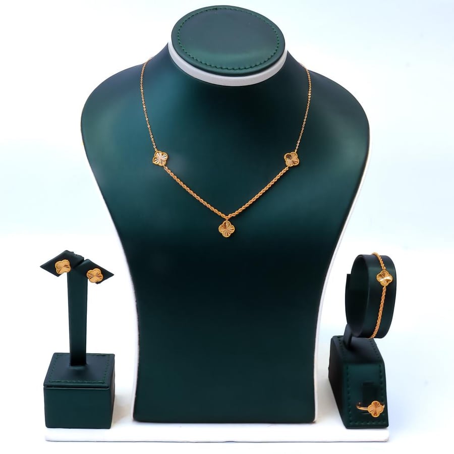 Van Cleef & Arpels design gold set, three roses, 21 karat, weighing 7.5 grams