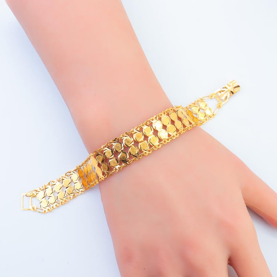 Gold bracelet, double-layered sovereign design, 21 karat, weighing 9.56 grams