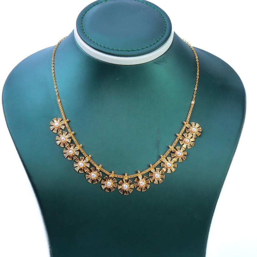 Choker | Gold eyelash choker with white pearl inlay, 21 karat, weighing 7.12 grams