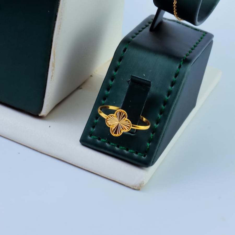 Van Cleef & Arpels gold set, three delicate roses, suitable for everyday wear, 21 karat, weighing 4.5 grams.