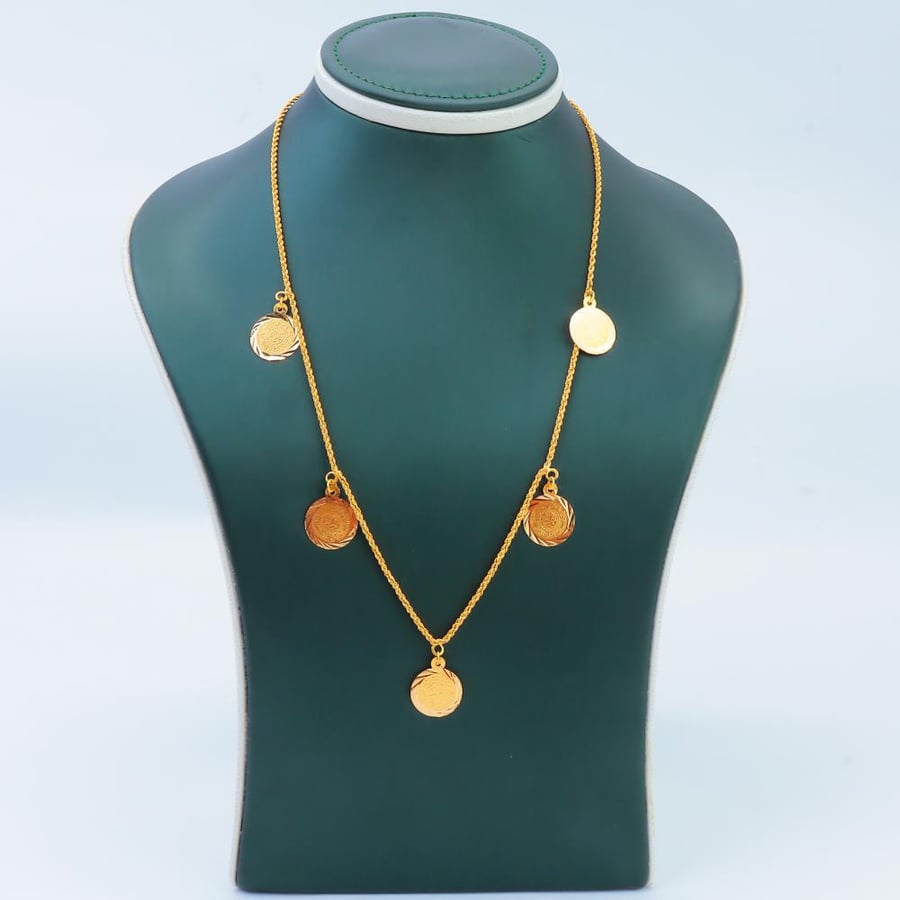 Gold chain with a sovereign design, 21 karat, weighing 5.37 grams