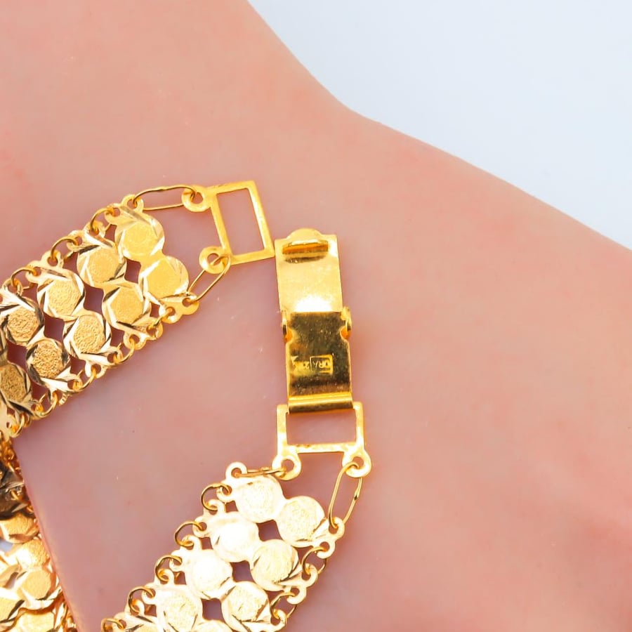 Gold bracelet, double-layered sovereign design, 21 karat, weighing 9.56 grams