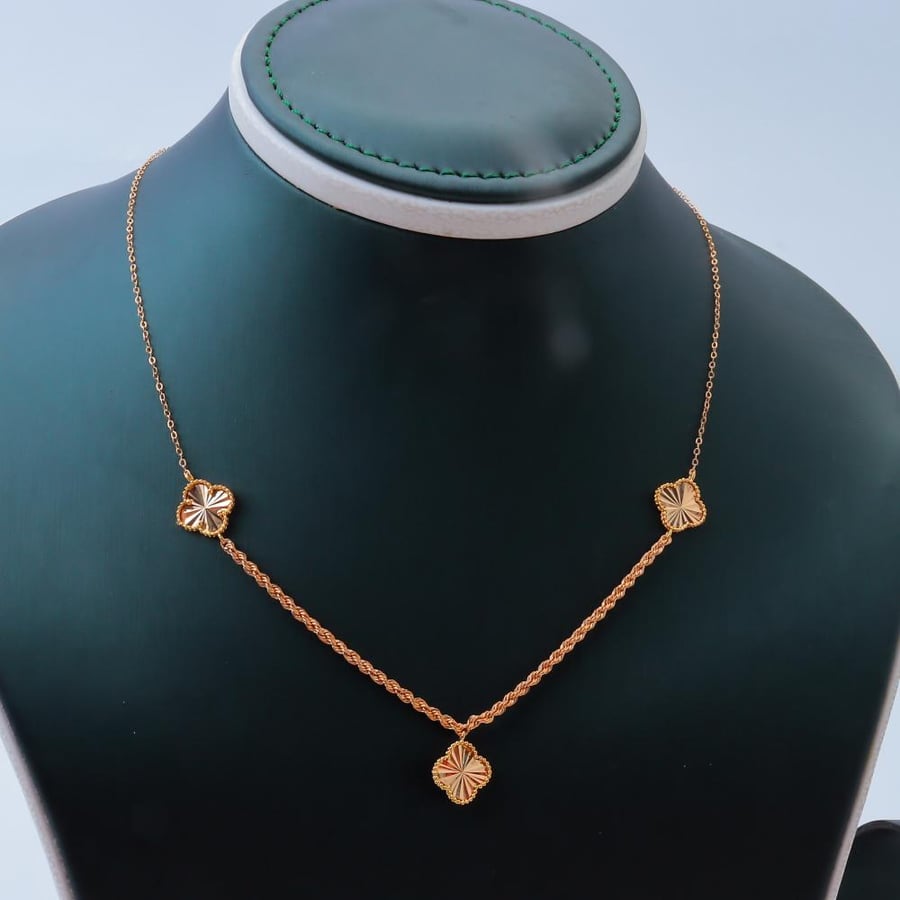 Van Cleef & Arpels design gold set, three roses, 21 karat, weighing 7.5 grams