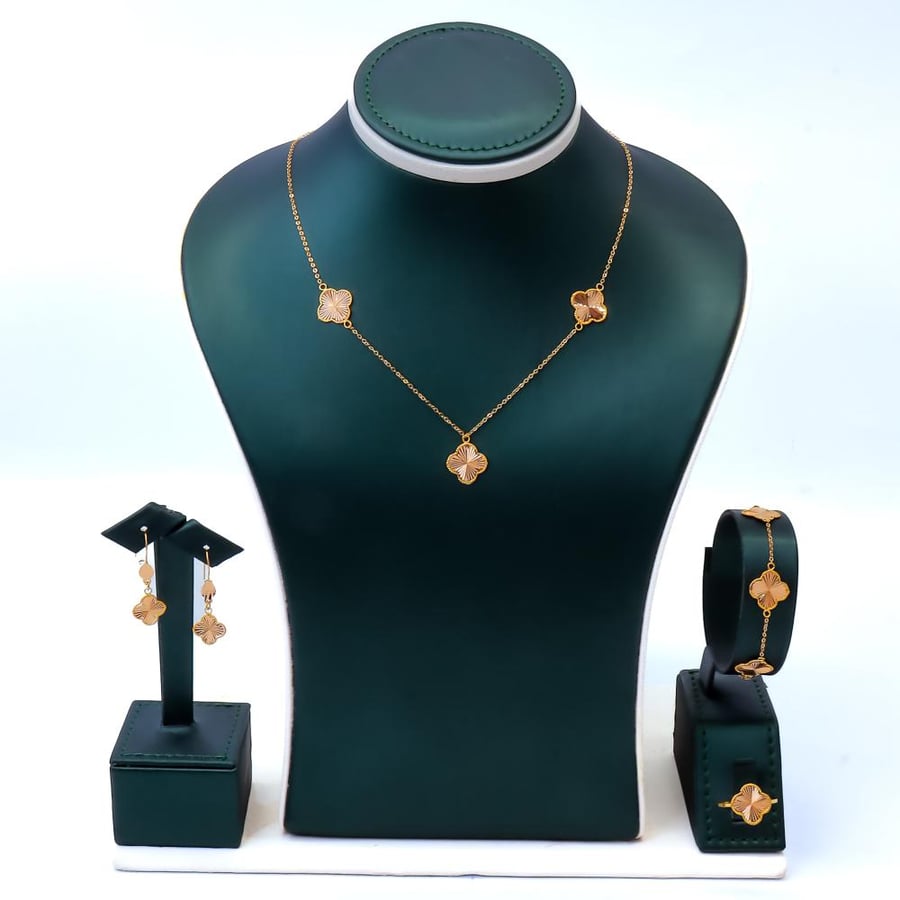 Van Cleef & Arpels design gold set with three roses, 21 karat, weighing 6.69 grams