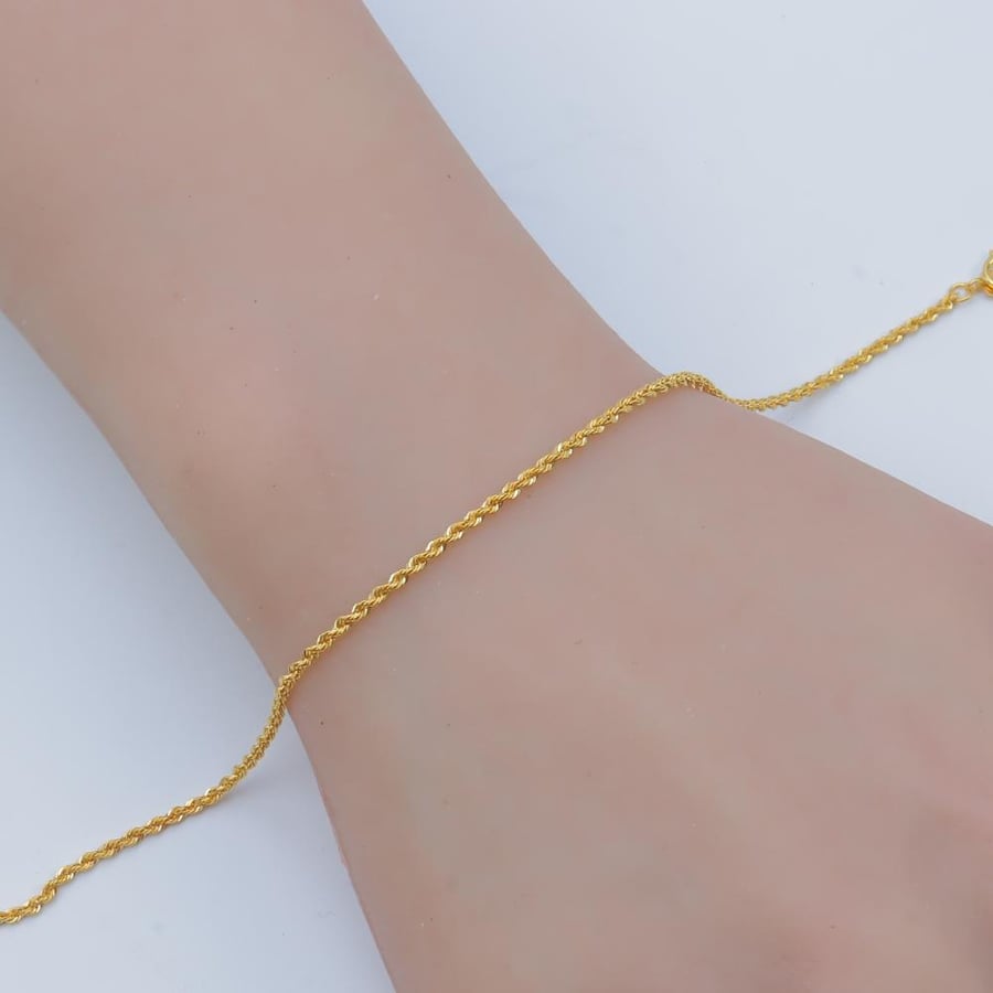 21-karat twisted gold bracelet, weighing 0.9 grams