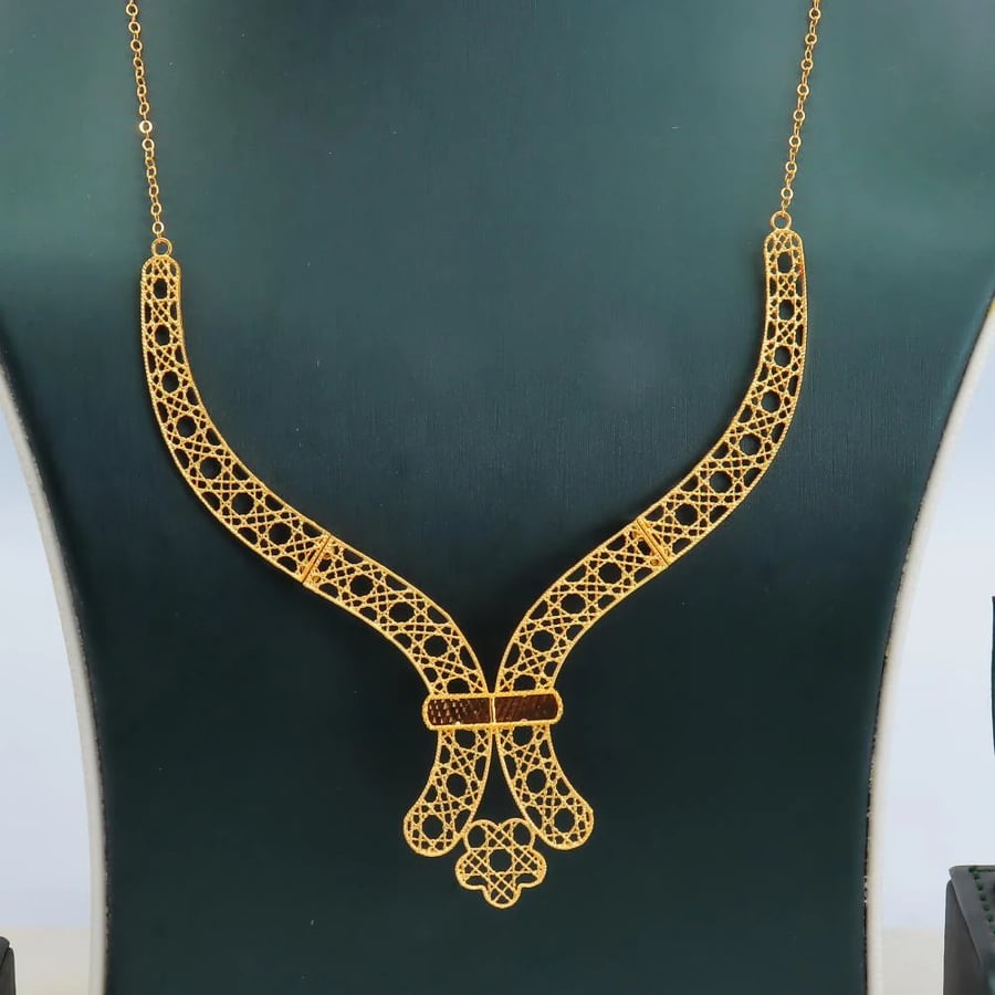 عقد ذهب عيار 21