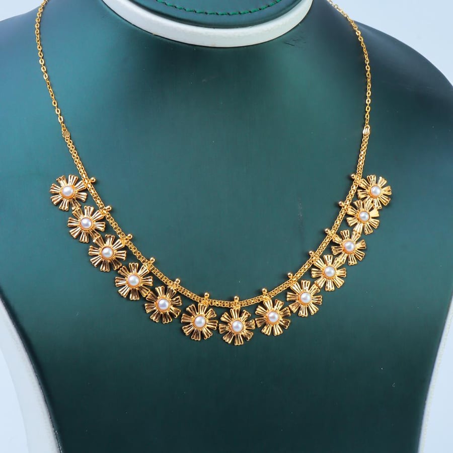 Choker | Gold eyelash choker with white pearl inlay, 21 karat, weighing 7.12 grams