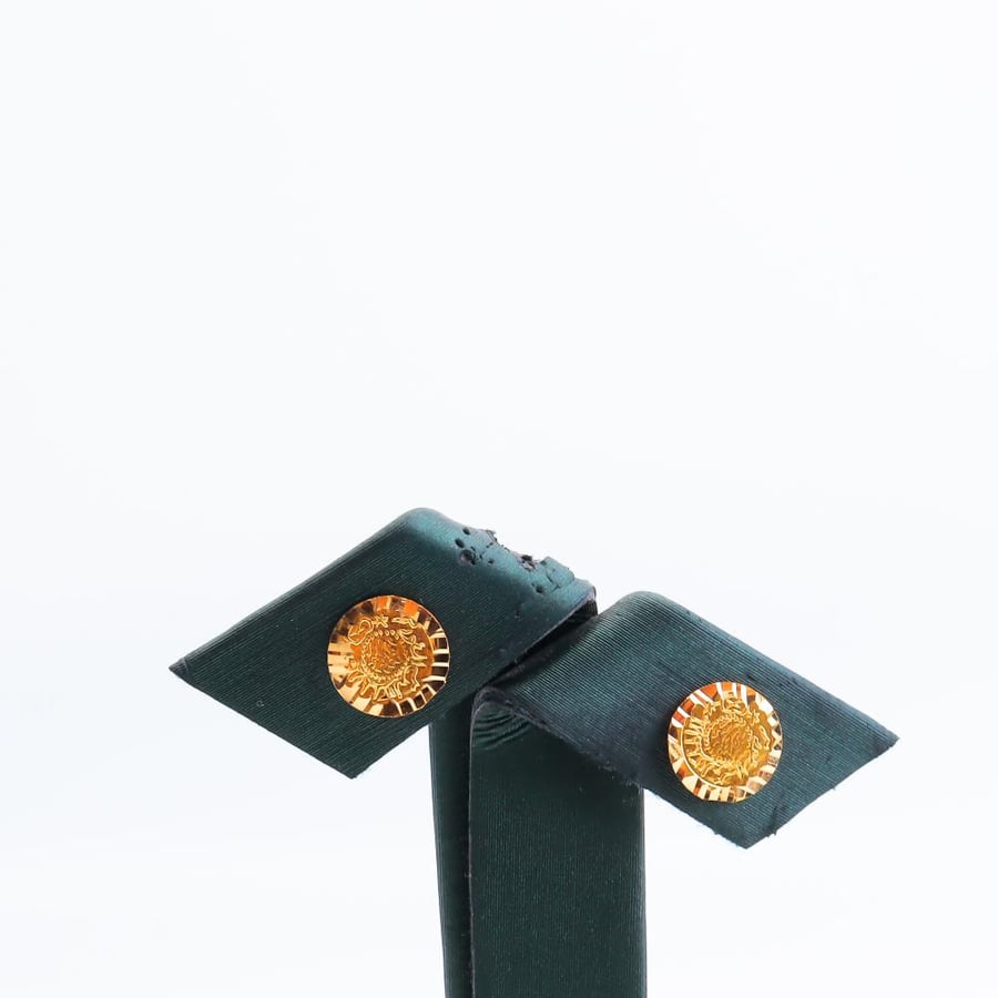 21-karat gold earrings weighing 1.09 grams