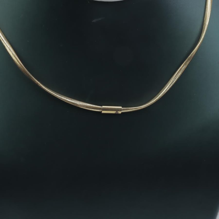 Omega gold rubber necklace, 18 karat, weighing 1.9 grams