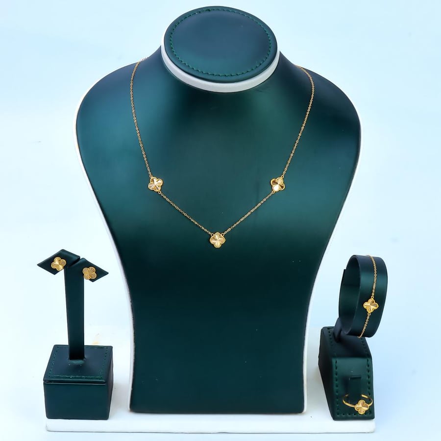 Van Cleef & Arpels gold set, three delicate roses, suitable for everyday wear, 21 karat, weighing 4.5 grams.