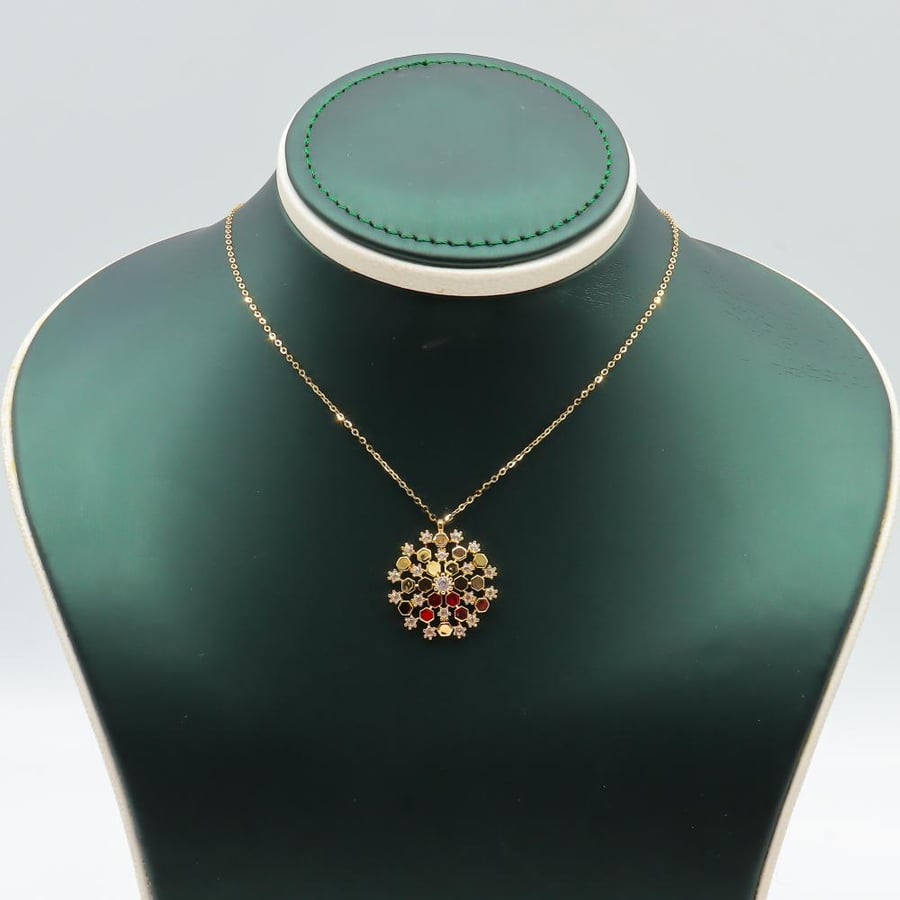 18-karat gold necklace with a diamond design, weighing 2.69 grams.