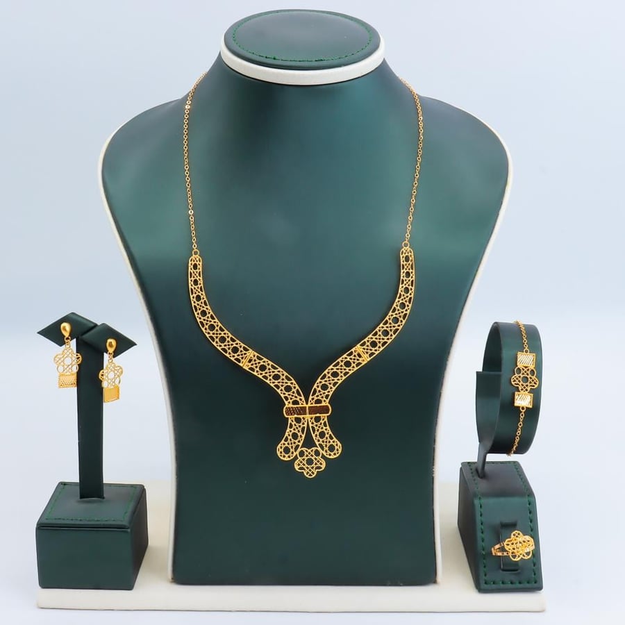 ارقي طقم ذهب للخطوية عيار 21 بتصميم عصري وزن 14.98 جرام