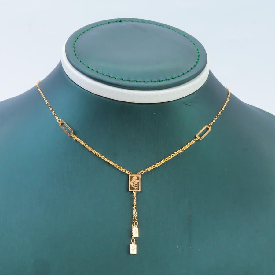 A delicate 21-karat gold chain weighing 0.9 grams