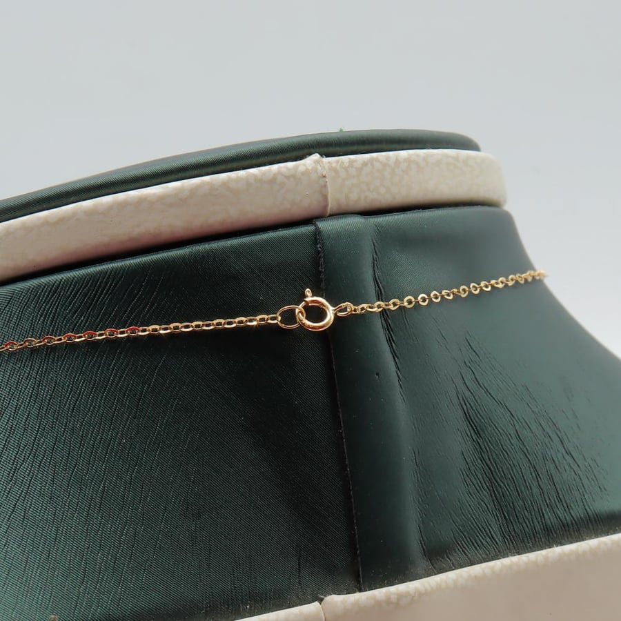 18-karat gold necklace with a diamond design, weighing 2.69 grams.