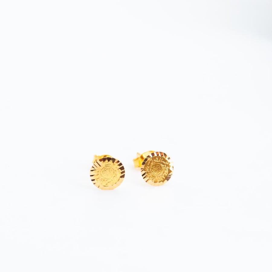 21-karat gold earrings weighing 1.09 grams