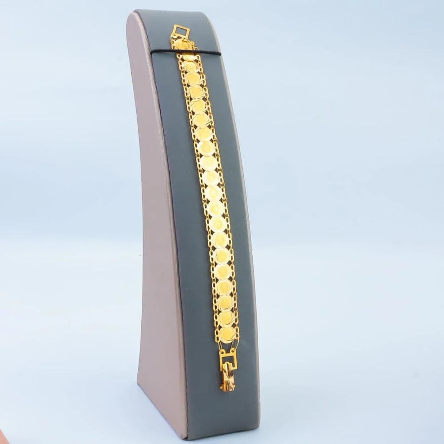 Gold bracelet, sovereign design, 21 karat, weighing 7.45 grams