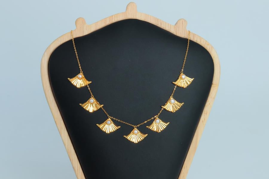 Gold necklace 21k with a refined design 3.4 g