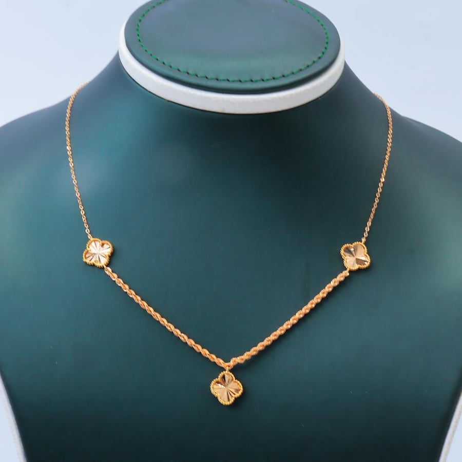 Van Cleef & Arpels design gold set, three roses, 21 karat, weighing 7.5 grams