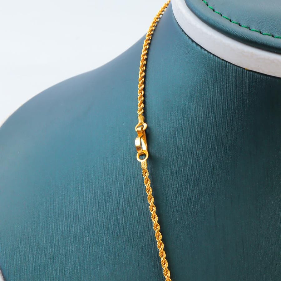 Gold chain with a sovereign design, 21 karat, weighing 5.37 grams