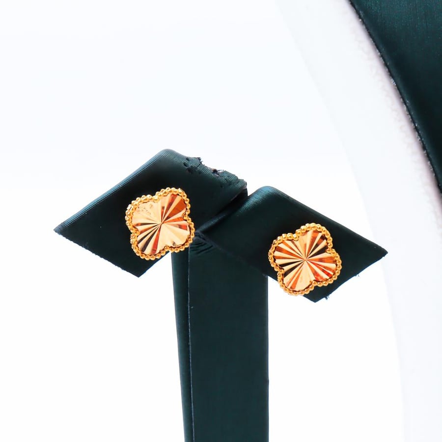 Van Cleef & Arpels design gold set, three roses, 21 karat, weighing 7.5 grams