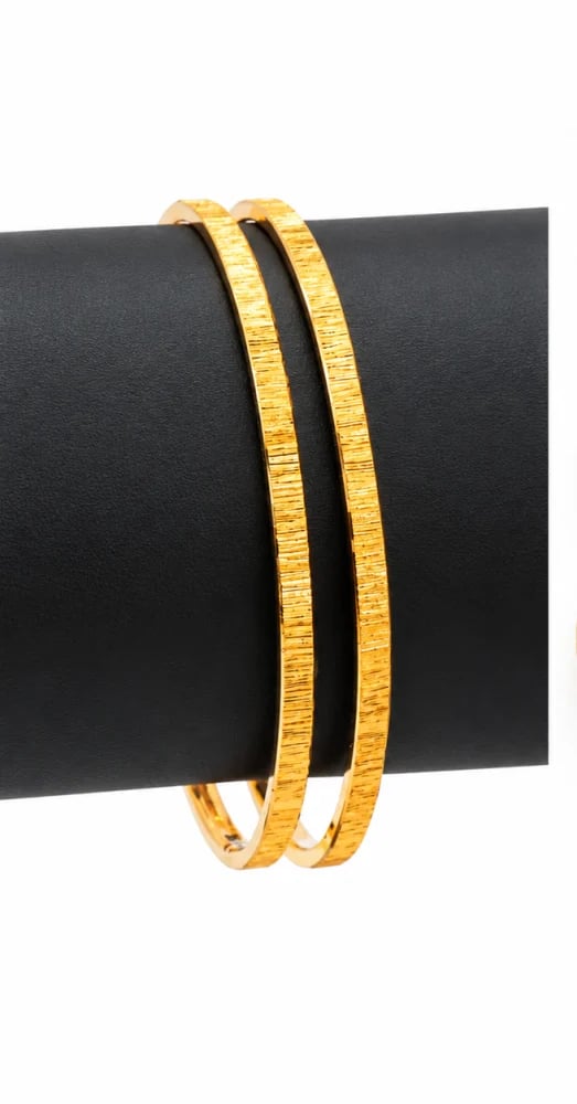 Gold bangle for women 21K with a bark finish 4.1 -4.6 g