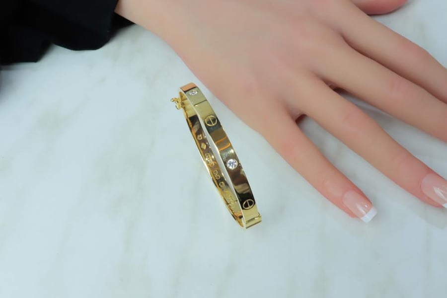 سوارة ذهب ناعمة تصميم اللوف الالماسي عيار 18 يضيف لمسة فاخرة