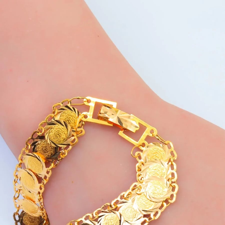 Gold bracelet, sovereign design, 21 karat, weighing 7.45 grams
