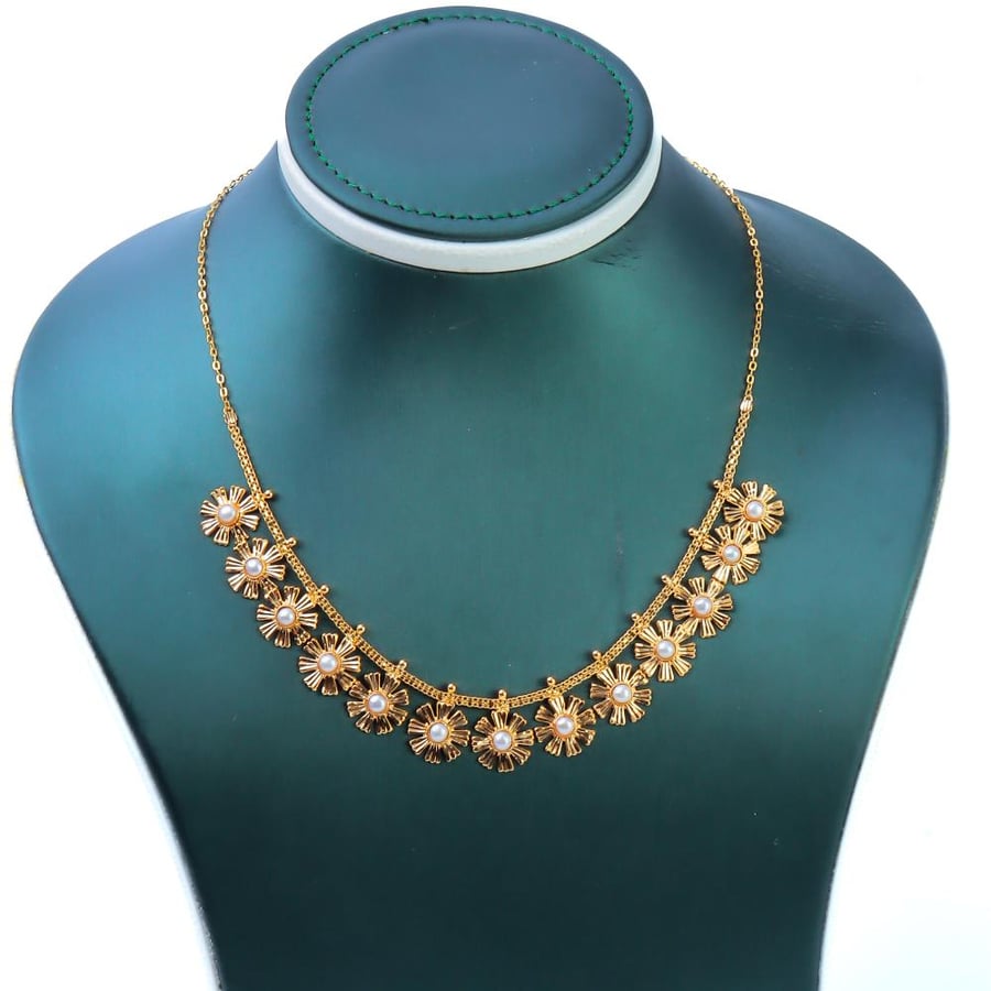 Choker | Gold eyelash choker with white pearl inlay, 21 karat, weighing 7.12 grams
