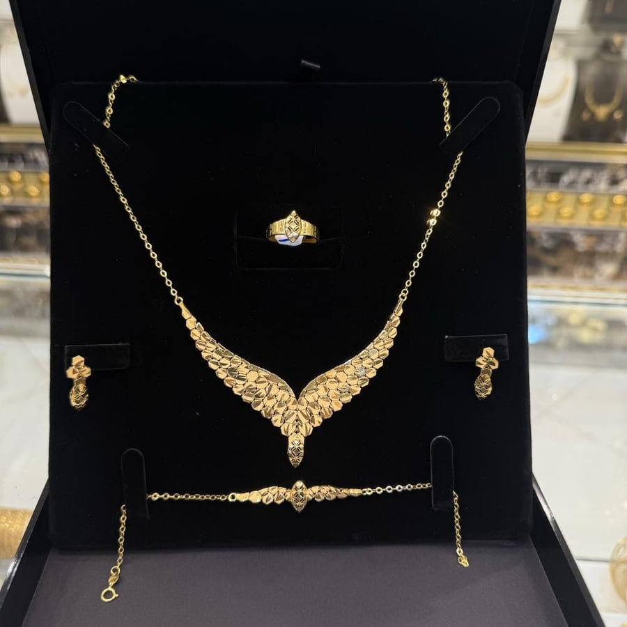 طقم جناح الصقر ذهب صافي عيار 21 وزن 15.5 جرام