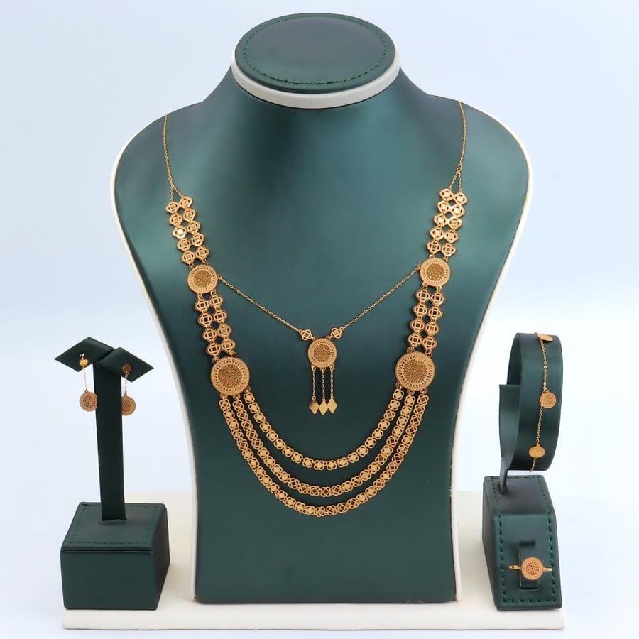 ارقي طقم ذهب ناعم عيار 21 بتصميم عصري وزن 8.15 جرام