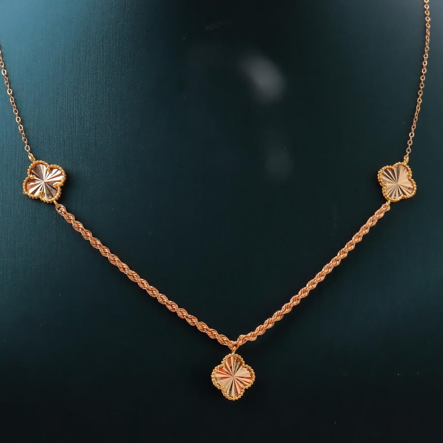Van Cleef & Arpels design gold set, three roses, 21 karat, weighing 7.5 grams
