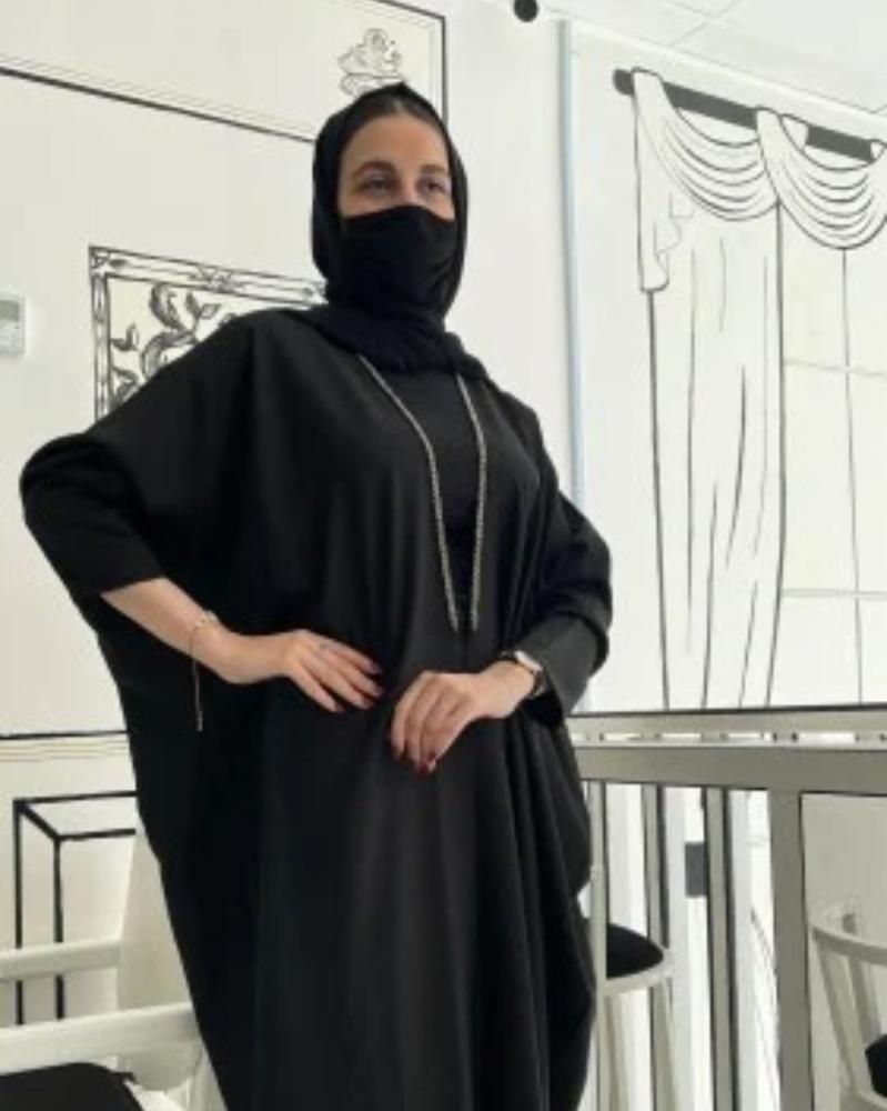 عباية نص بشت مزينة بسيلان وقصة اطراف الاكمام على شكل سبعه